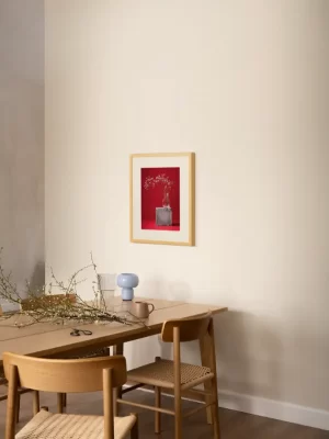 Fotografija sitnog bijelog cvijeća u staklenoj vazi na crvenoj pozadini - slika za zid small