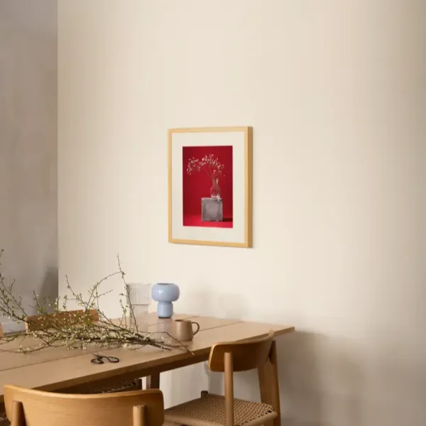 Fotografija sitnog bijelog cvijeća u staklenoj vazi na crvenoj pozadini - slika za zid small