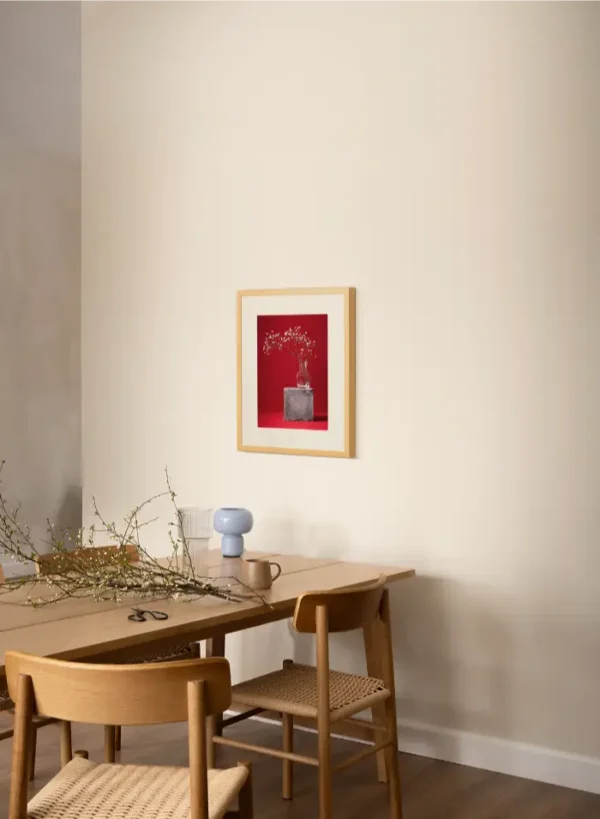 Fotografija sitnog bijelog cvijeća u staklenoj vazi na crvenoj pozadini - slika za zid small