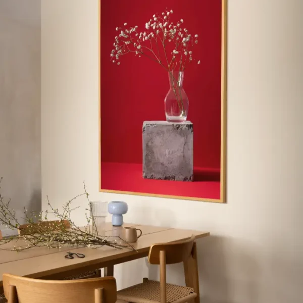 Fotografija sitnog bijelog cvijeća u staklenoj vazi na crvenoj pozadini - slika za zid x large