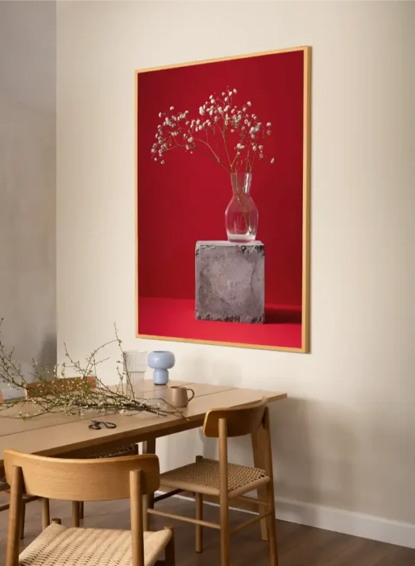 Fotografija sitnog bijelog cvijeća u staklenoj vazi na crvenoj pozadini - slika za zid x large