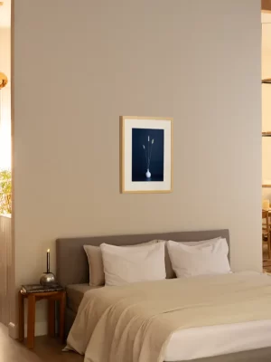 Vaza sa travom na plavoj pozadini - slika na zidu sobe small