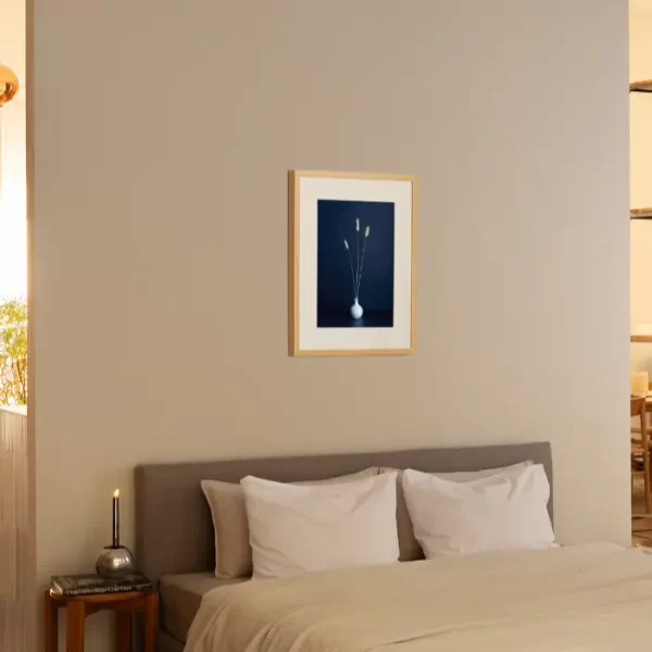 Vaza sa travom na plavoj pozadini - slika na zidu sobe small