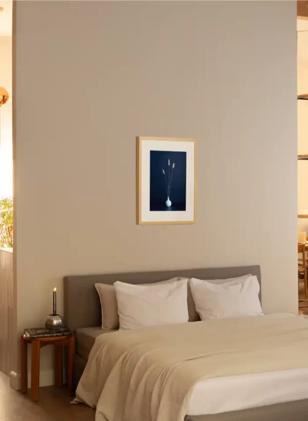 Vaza sa travom na plavoj pozadini - slika na zidu sobe small