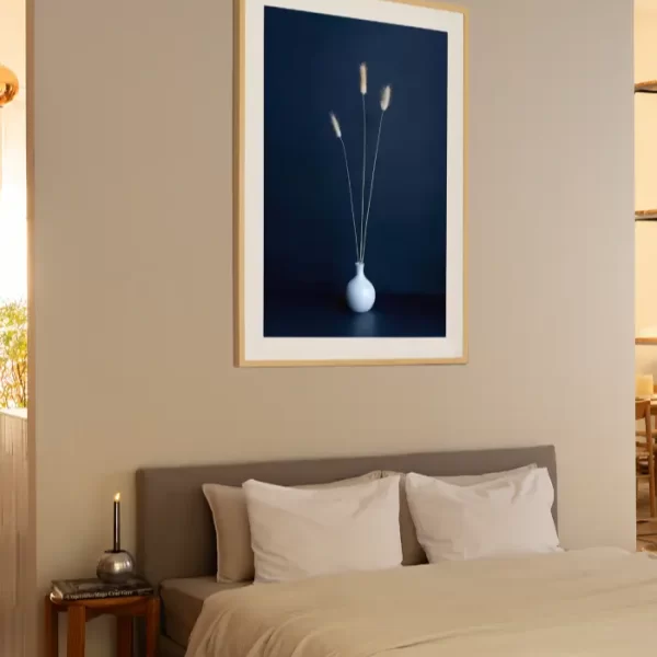 Vaza sa travom na plavoj pozadini - slika na zidu sobe large