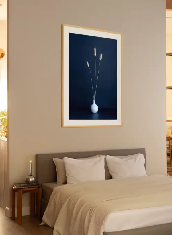 Vaza sa travom na plavoj pozadini - slika na zidu sobe large