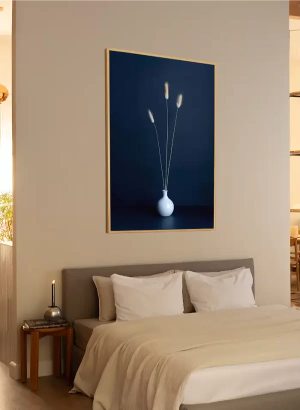 Vaza sa travom na plavoj pozadini - slika na zidu sobe x large