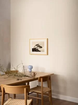 Morska obala i stablo nakrivljeno pod uticajem bure - slika na zidu small