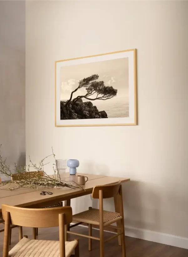 Morska obala i stablo nakrivljeno pod uticajem bure - slika na zidu large