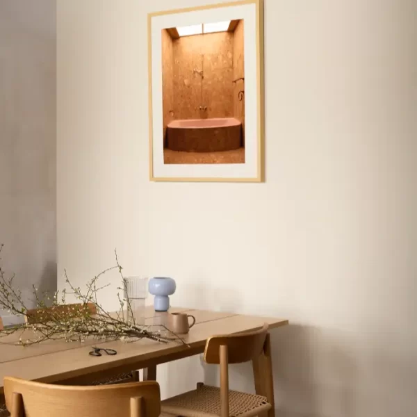 Fotogafija roze kade i žutog kamena Jovanke Broz medium