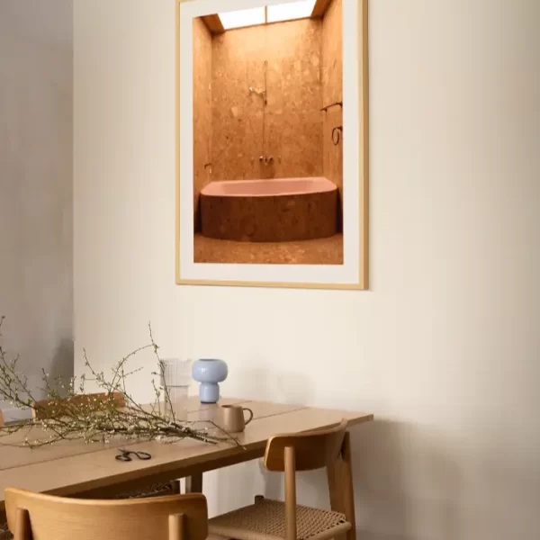 Fotogafija roze kade i žutog kamena Jovanke Broz large