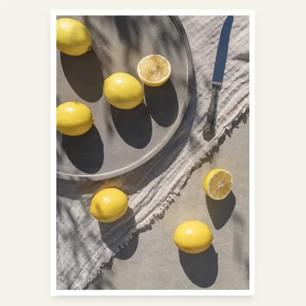 Limunovi isječeni na tacni nož