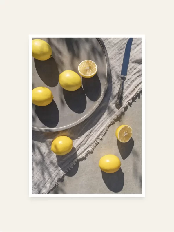 Limunovi isječeni na tacni nož