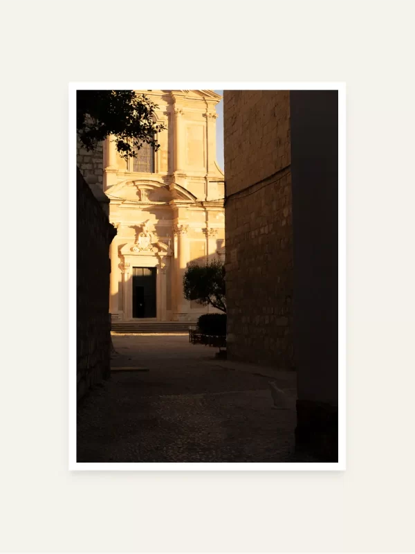 Prolaz do katedrale u Dubrovniku i bijela mačka - slika za zid