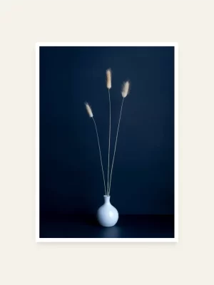 Tri travke u bijeloj vazi na plavoj pozadini - slika za zid