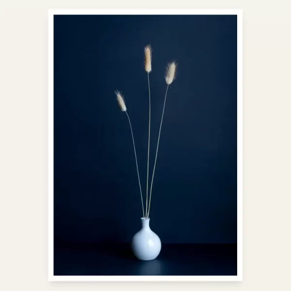 Tri travke u bijeloj vazi na plavoj pozadini - slika za zid