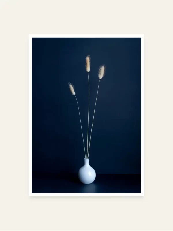 Tri travke u bijeloj vazi na plavoj pozadini - slika za zid