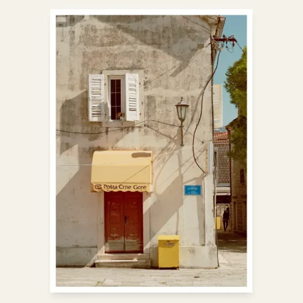 Trošna zgrada Pošte u Perastu sa žutom tendom