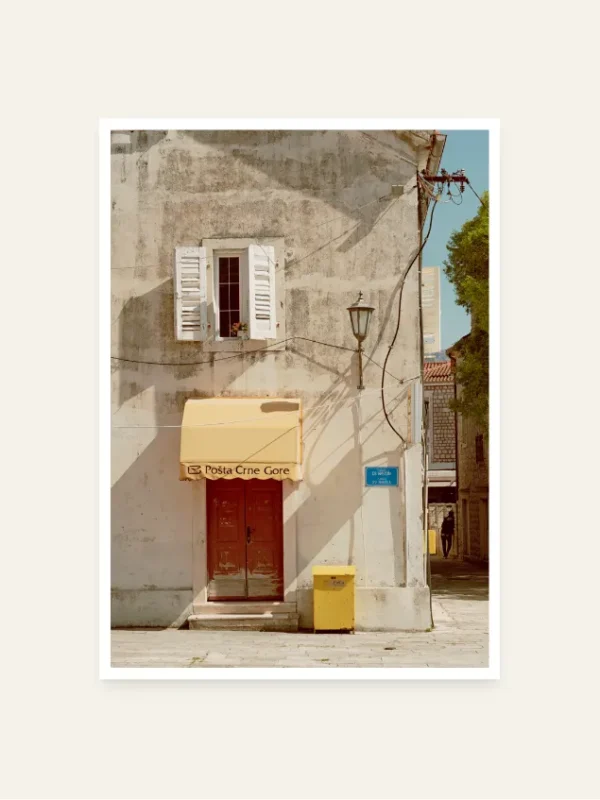 Trošna zgrada Pošte u Perastu sa žutom tendom