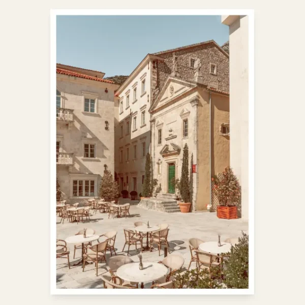 Kafe na trgu u Perastu u podne