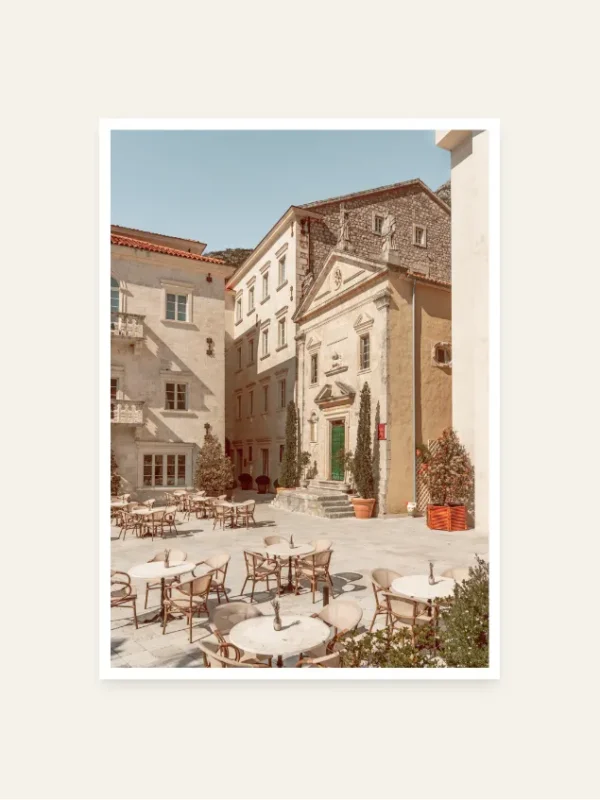 Kafe na trgu u Perastu u podne